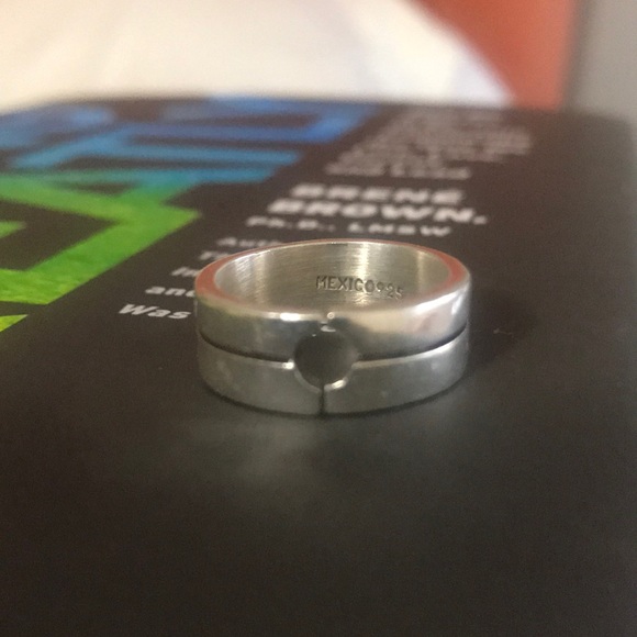 Ring with a hole in the middle - Picture 2 of 2